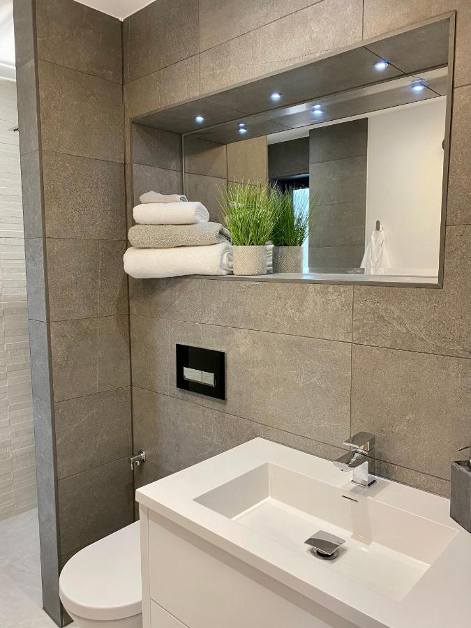 Stunning Modern Home Set In Beautiful Grounds. Bath Bagian luar foto