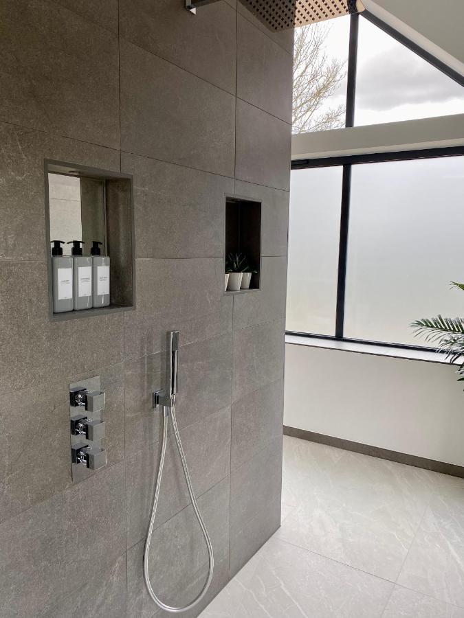Stunning Modern Home Set In Beautiful Grounds. Bath Bagian luar foto