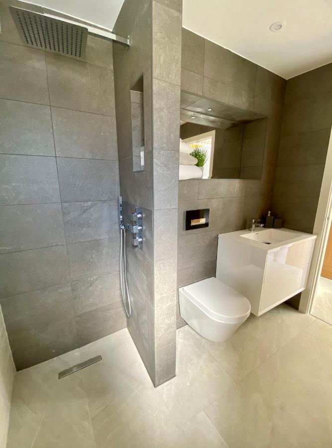 Stunning Modern Home Set In Beautiful Grounds. Bath Bagian luar foto