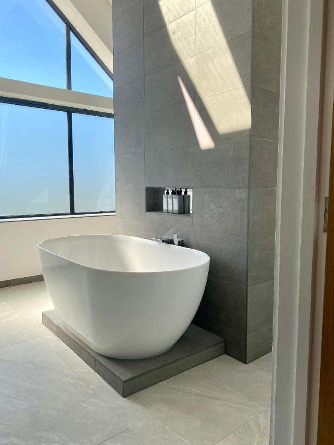 Stunning Modern Home Set In Beautiful Grounds. Bath Bagian luar foto