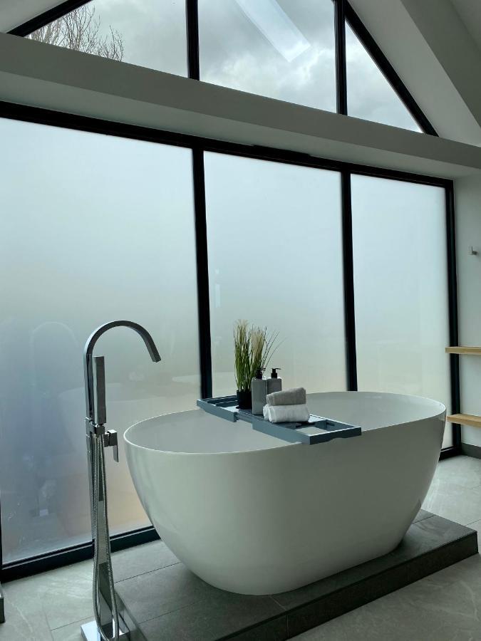 Stunning Modern Home Set In Beautiful Grounds. Bath Bagian luar foto