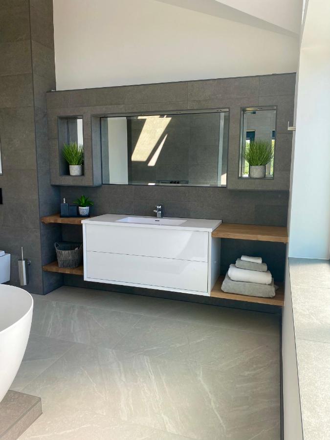 Stunning Modern Home Set In Beautiful Grounds. Bath Bagian luar foto