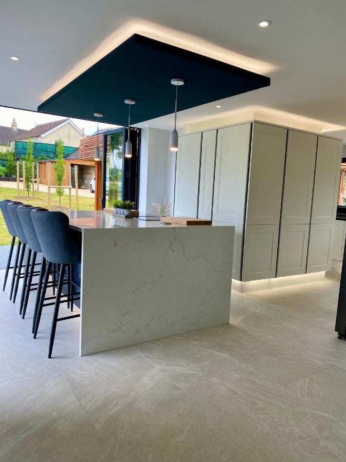 Stunning Modern Home Set In Beautiful Grounds. Bath Bagian luar foto