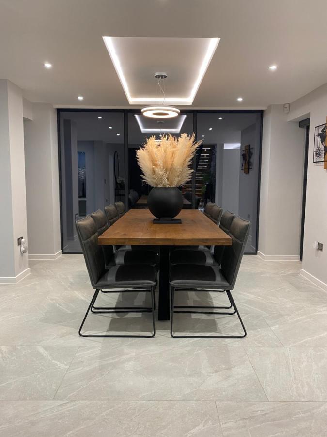 Stunning Modern Home Set In Beautiful Grounds. Bath Bagian luar foto
