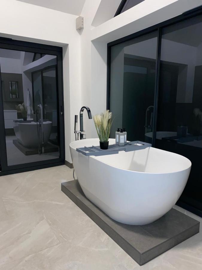 Stunning Modern Home Set In Beautiful Grounds. Bath Bagian luar foto