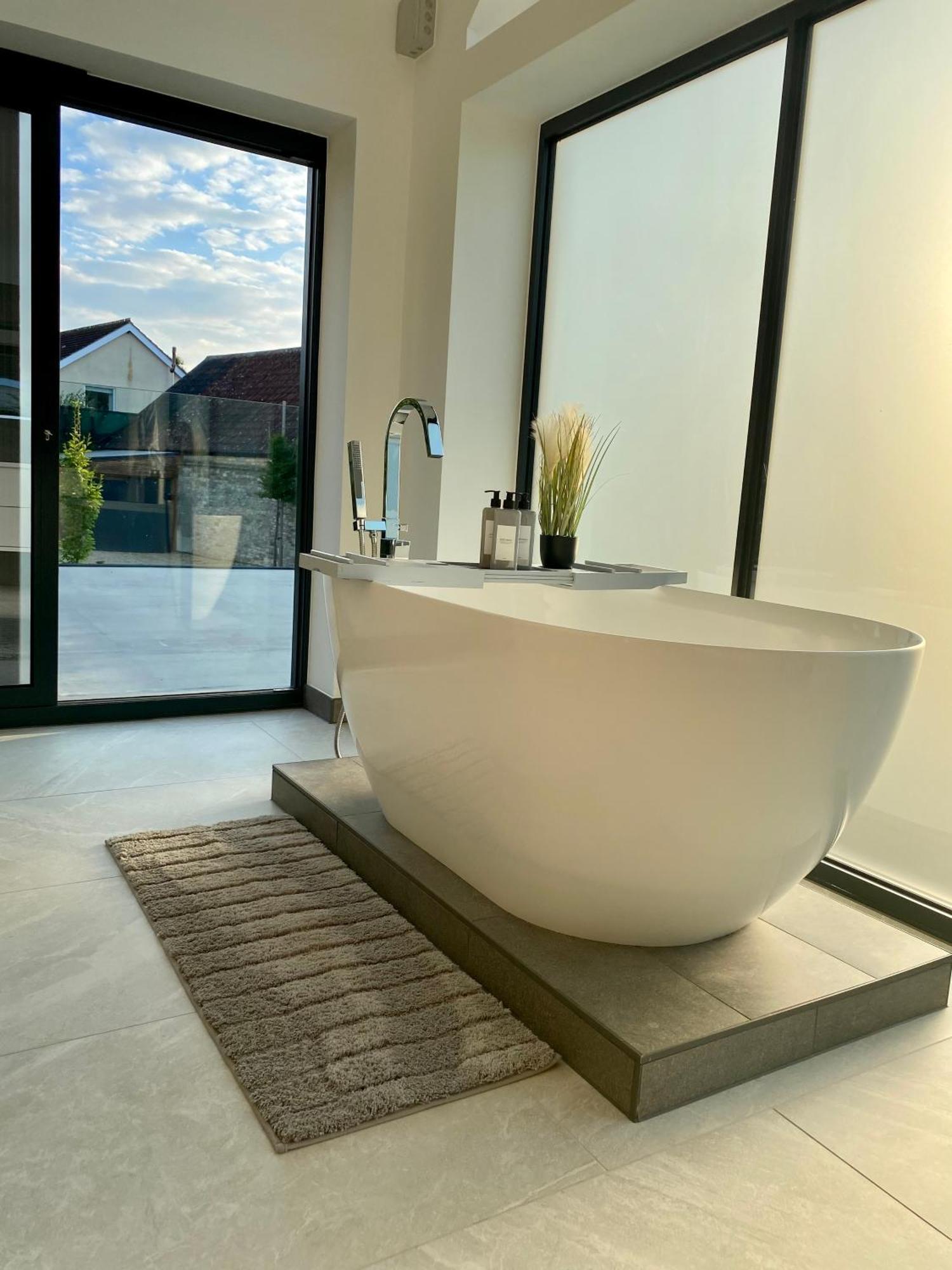 Stunning Modern Home Set In Beautiful Grounds. Bath Bagian luar foto