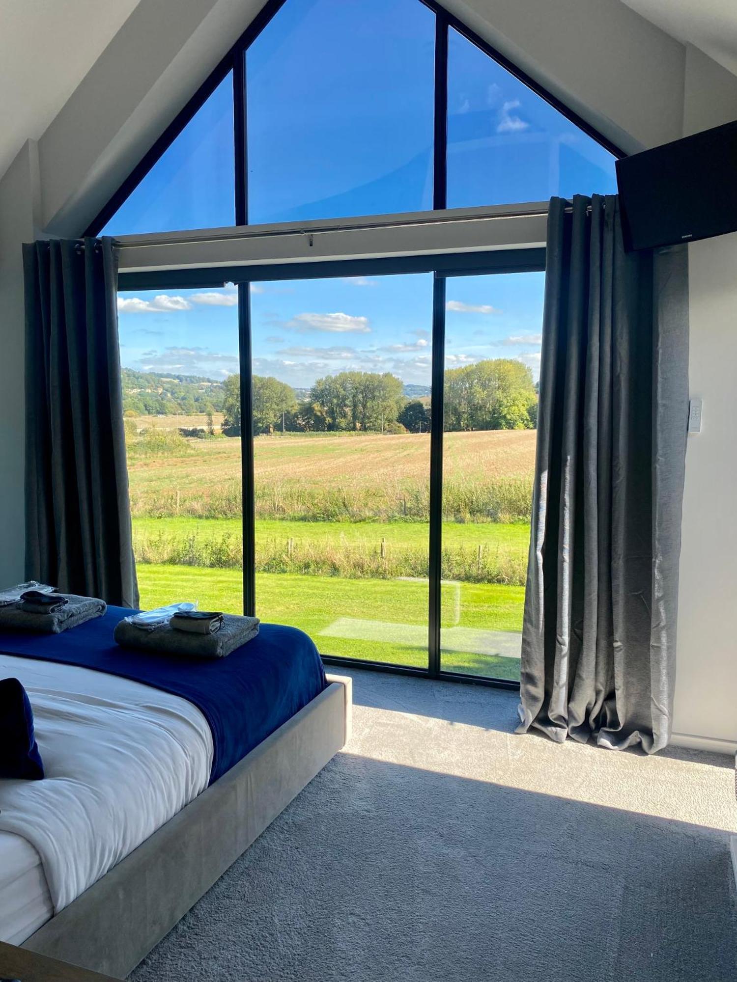 Stunning Modern Home Set In Beautiful Grounds. Bath Bagian luar foto