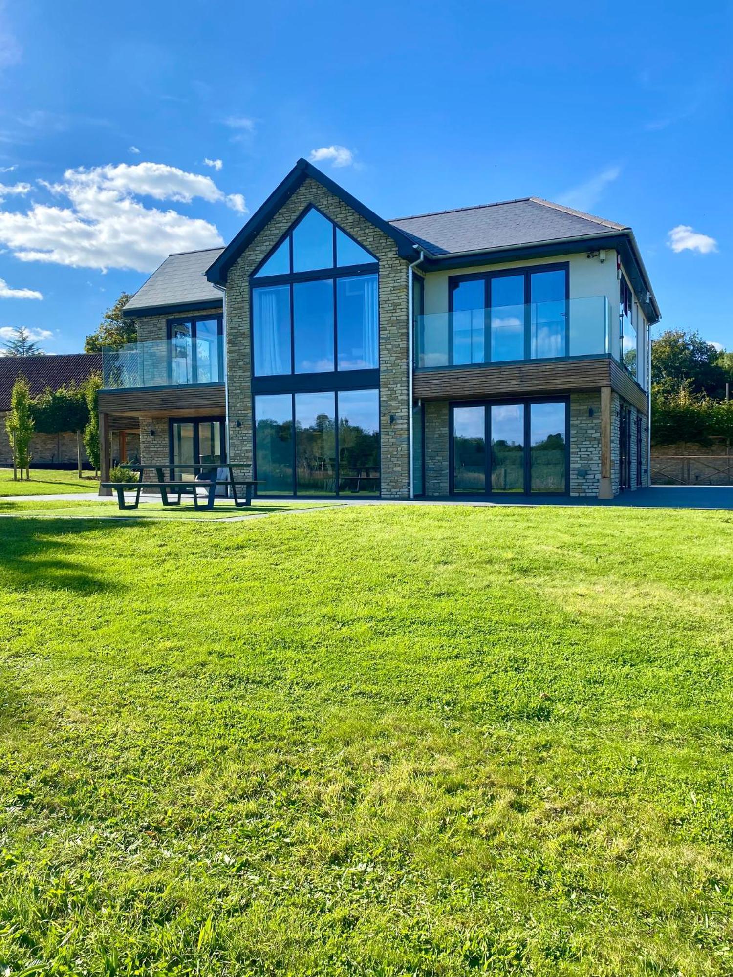 Stunning Modern Home Set In Beautiful Grounds. Bath Bagian luar foto