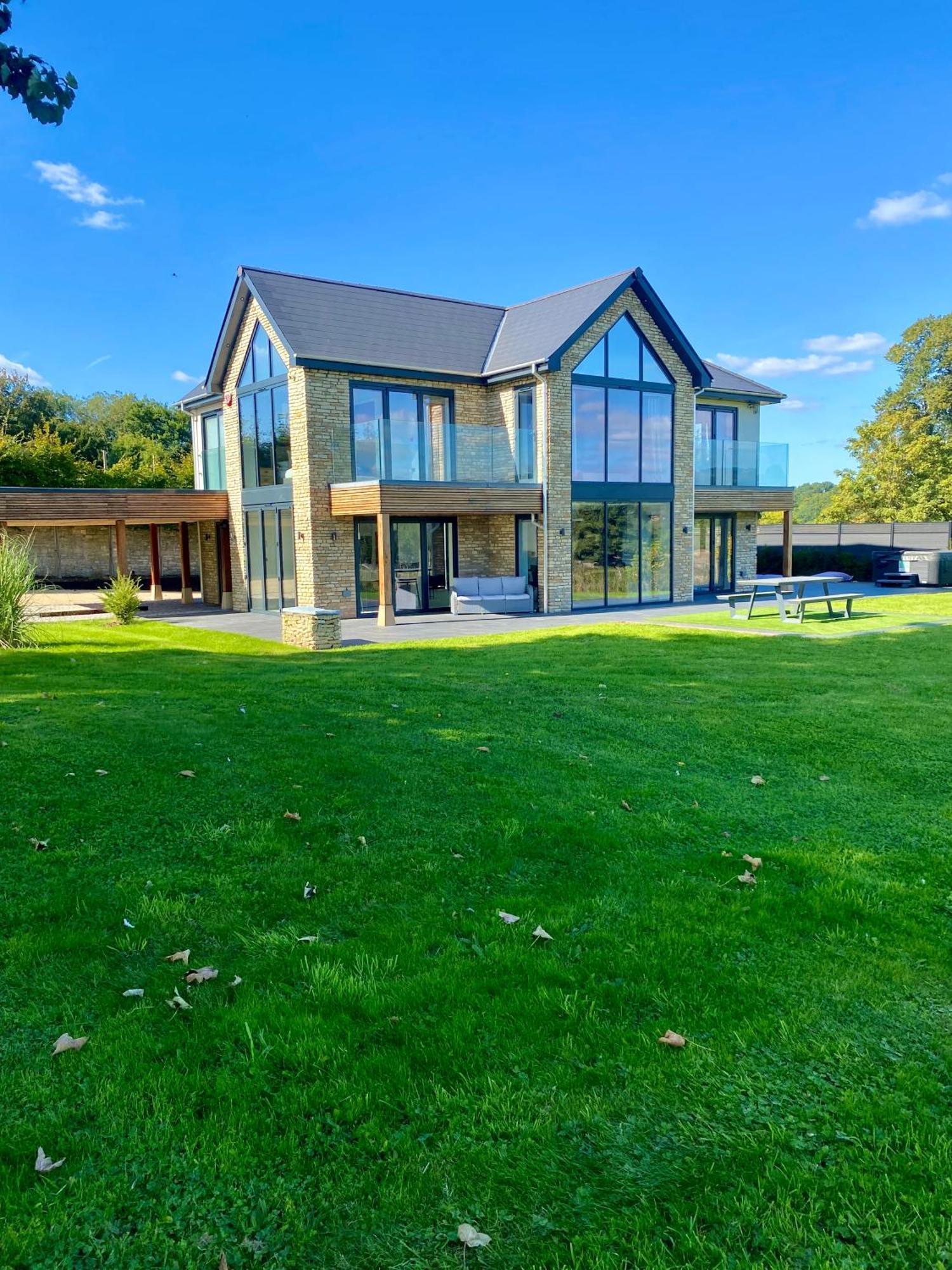 Stunning Modern Home Set In Beautiful Grounds. Bath Bagian luar foto